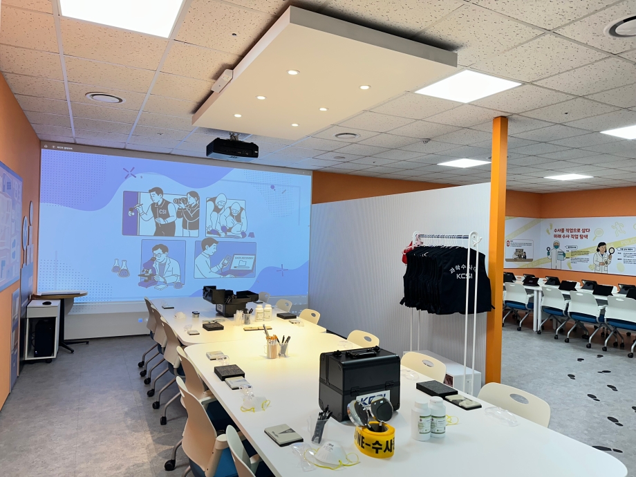 2층 법과학수사관.jpg