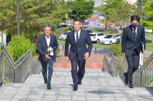 2022년7월1일 제10대 최원철 공주시장 취임(보훈공원 참배)